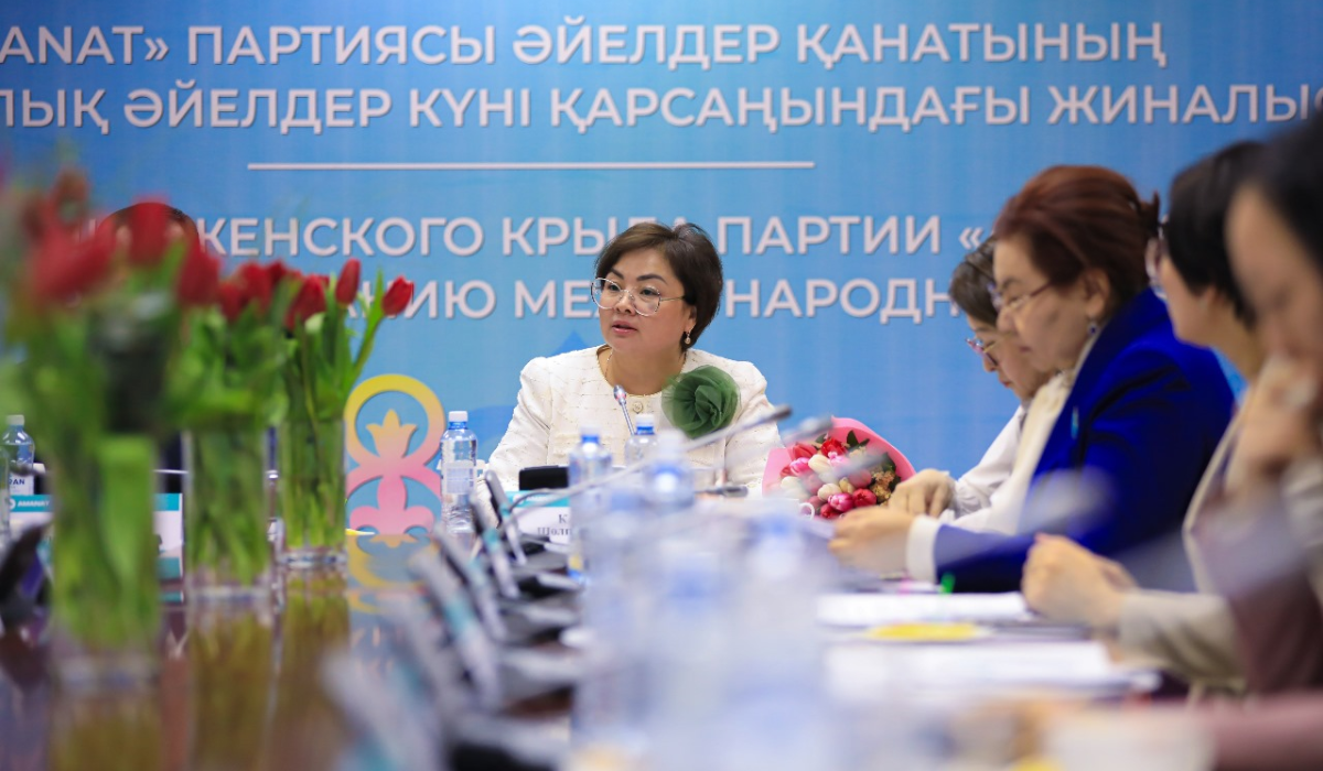 GIF сілкіп тұрған кеуделер